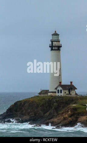 Pigeon Point Lighthouse in Pescadero, Kalifornien in an einem bewölkten nebligen Wintertag Stockfoto