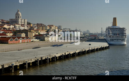 Die Cruise Ship Terminal auf dem Fluss Tejo in Lissabon, und P&O Versand Oriana. Stockfoto