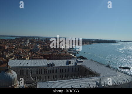 Luftaufnahmen von der Campanille Turm am Grand Canal in Venedig bei Sonnenaufgang. Reisen, Urlaub, Architektur. März 27, 2015. Venedig, Region der Vene Stockfoto