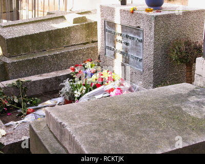 Le Cimetière du Père-Lachaise, 20. Arrondissement: Paris ist die Stadt der Toten: Grave und Hommagen an die Türen' Sänger Jim Morrison Stockfoto