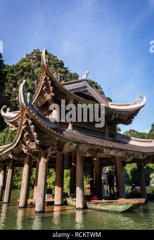 Pagode am See in Trang eine Landschaft Komplex, UNESCO-Weltkulturerbe, Provinz Ninh Binh, Vietnam Stockfoto