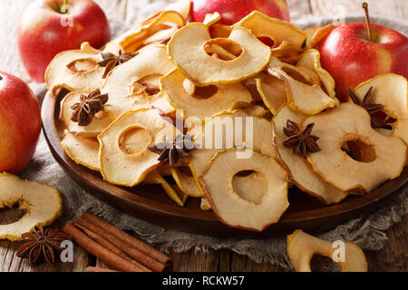 Crispy apple Chips aus frischem Obst zu schließen - bis auf einen Teller auf dem Tisch. Horizontale Stockfoto