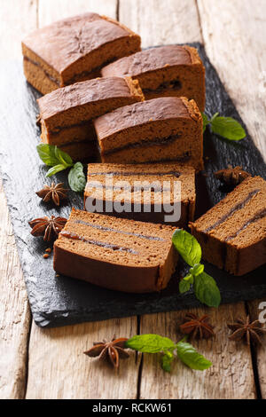 Traditionelle polnische Dessert Piernik mit pflaumenmus Nahaufnahme auf dem Tisch. Vertikale Stockfoto