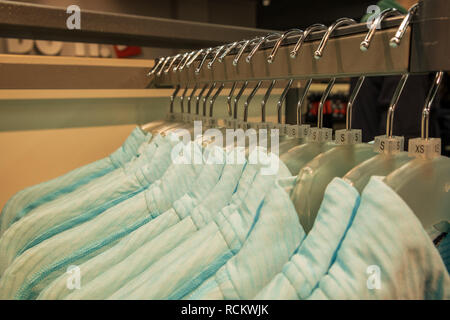 Modische Kleidung in einer Boutique speichern in Venedig. Bunte modische Kleidung. Stockfoto