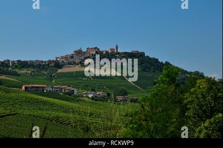 La Morra, Piemont, Italien. Juli 2018. Eine idyllische Aussicht auf das Dorf. Von den Weinbergen, hinter der die Stadt, das Dorf steht an der Spitze von t Stockfoto
