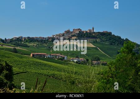 La Morra, Piemont, Italien. Juli 2018. Eine idyllische Aussicht auf das Dorf. Von den Weinbergen, hinter der die Stadt, das Dorf steht an der Spitze von t Stockfoto