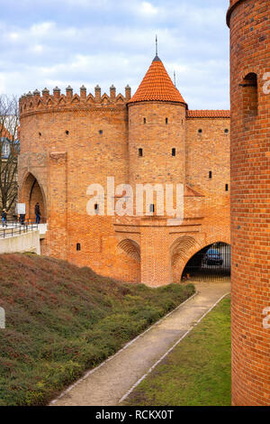 Warszawa, Masowien/Polen - 2018/12/15: Das Barbican - Halbrunde befestigte XVI Jahrhundert Outpost mit der Verteidigung Mauern und Befestigungsanlagen der hist Stockfoto