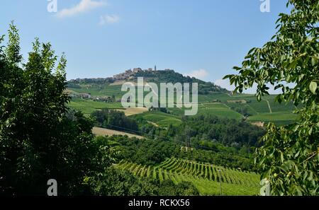 La Morra, Piemont, Italien. Juli 2018. Eine idyllische Aussicht auf das Dorf. Von den Weinbergen, hinter der die Stadt, das Dorf steht an der Spitze von t Stockfoto