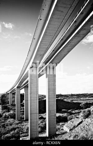 Ansicht von unten groß angelegte Straße Brücke tagsüber, Schwarz und Weiß Stockfoto