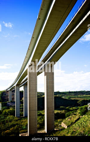 Ansicht von unten groß angelegte Straße Brücke tagsüber Sonnenlicht Stockfoto