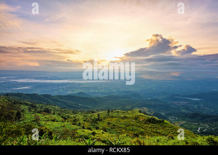 Hohe Aussicht schöne Natur Landschaft von bunten Himmel während der Sonnenaufgang auf dem Gipfel des Berges im Phu Thap Berk Viewpoint, berühmte Sehenswürdigkeiten Stockfoto