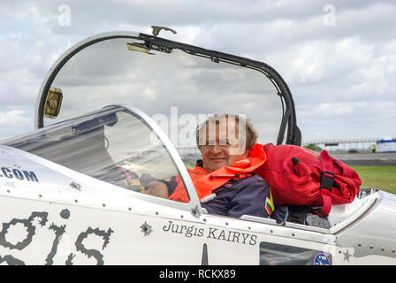 Jurgis Kairys, Litauisch aerobatic Pilot- und Aeronautical Engineer. Hat viele Auszeichnungen in der Welt Kunstflug gewonnen. In der Ebene Cockpit mit Fake bullet Löcher Stockfoto