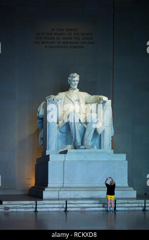 Touristen fotografieren, Lincoln Memorial, Washington DC, Vereinigte Staaten von Amerika Stockfoto