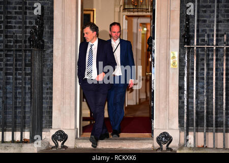 Geschäftsführer Julian Smith (links) und Ministerpräsident Theresa May Stabschef Gavin Barwell, lassen 10 Downing Street, London, nach dem House of Commons Abstimmung über des Ministerpräsidenten Brexit beschäftigen. Stockfoto