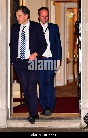 Geschäftsführer Julian Smith (links) und Ministerpräsident Theresa May Stabschef Gavin Barwell, lassen 10 Downing Street, London, nach dem House of Commons Abstimmung über des Ministerpräsidenten Brexit beschäftigen. Stockfoto