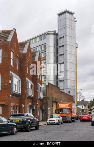 Die Bewohner von Northpoint in Bromley sehen sich mit hohen Kosten für die Entfernung der ACM-Verkleidung (Aluminiumverbundmaterial) konfrontiert, die zum Brand des Grenfell Tower beigetragen haben. Stockfoto