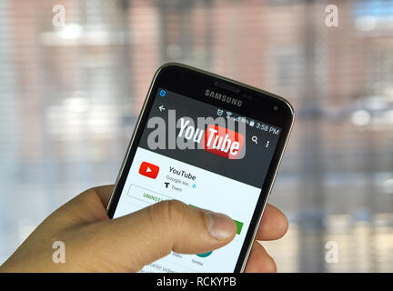 MONTREAL, KANADA - 7 April, 2016 - Youtube Anwendung auf dem Bildschirm von Samsung S5. YouTube ist eine Video-sharing-Website und Service. Stockfoto