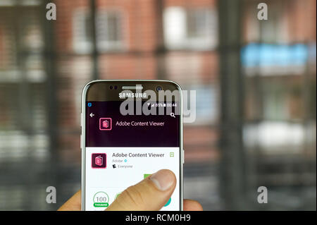 MONTREAL, KANADA - Juli 15: Adobe Content Viewer Anwendung auf Samsung S7-Bildschirm. Die App ermöglicht eine Vorschau anzuzeigen. folio Dateien auf einem physischen Gerät ohne Stockfoto