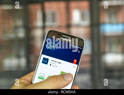 MONTREAL, KANADA - Juli 15: Adobe Anwendung auf Samsung S7-Bildschirm. Adobe Sign ist ein e-Signatur Lösung, die vollständig und nahtlos integriert. Stockfoto