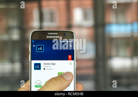 MONTREAL, KANADA - Juli 15: Adobe Anwendung auf Samsung S7-Bildschirm. Adobe Sign ist ein e-Signatur Lösung, die vollständig und nahtlos integriert. Stockfoto