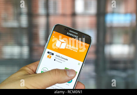 MONTREAL, KANADA - 8 August, 2016 - AWS mobile App auf dem Bildschirm von Samsung S7 in der Hand. Amazon AWS bietet eine Suite von Cloud-Computing-Services bilden. Stockfoto