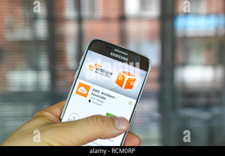 MONTREAL, KANADA - 8 August, 2016 - AWS mobile App auf dem Bildschirm von Samsung S7 in der Hand. Amazon AWS bietet eine Suite von Cloud-Computing-Services bilden. Stockfoto