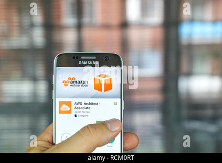 MONTREAL, KANADA - 8 August, 2016 - AWS mobile App auf dem Bildschirm von Samsung S7 in der Hand. Amazon AWS bietet eine Suite von Cloud-Computing-Services bilden. Stockfoto