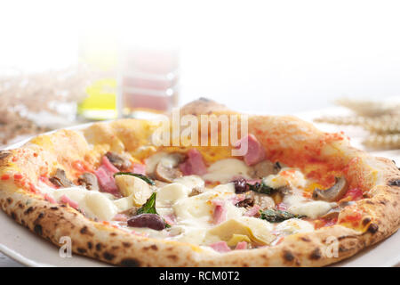 Ganz frisch gebackene Pizza mit Schinken Stockfoto