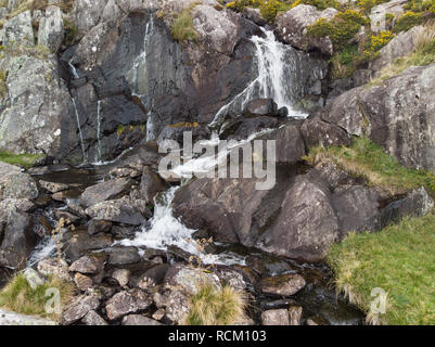 Drone Luftaufnahme Landschaft der Fluß über die Felsen und Wasserfall in Snowdonia fließende Stockfoto