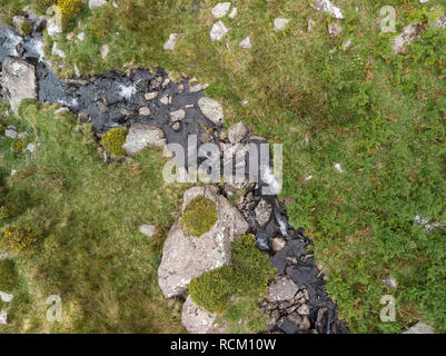 Drone Luftaufnahme Landschaft der Fluß über die Felsen und Wasserfall in Snowdonia fließende Stockfoto