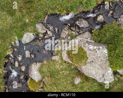 Drone Luftaufnahme Landschaft der Fluß über die Felsen und Wasserfall in Snowdonia fließende Stockfoto