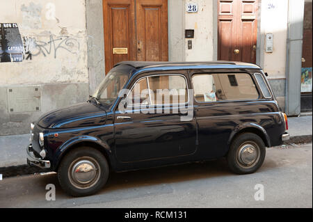 Seitenansicht eines Supermini Fiat 500 Giardiniera Estate, Florenz, Italien Stockfoto