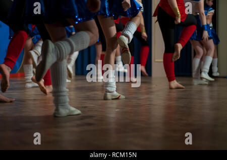 Mädchen tanzen während der deutschen Karneval Stockfoto