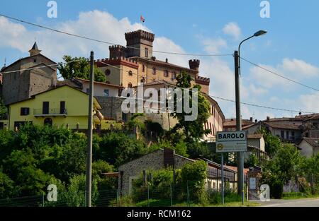 Barolo, Provinz Cuneo, Piemont, Italien. Juli 2018. Blick auf das historische Zentrum von Barolo, wie auf diejenigen, die die Straße, t führt kreuz Stockfoto