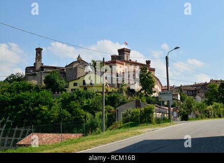 Barolo, Provinz Cuneo, Piemont, Italien. Juli 2018. Blick auf das historische Zentrum von Barolo, wie auf diejenigen, die die Straße, t führt kreuz Stockfoto