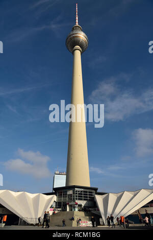 Berlin, Deutschland - 10. November 2018. Hochfliegende Welle und Silber Sphäre der Fernsehturm Fernsehturm in Berlin, mit der Körperwelten (lehrwerk Museum) und Menschen. Stockfoto