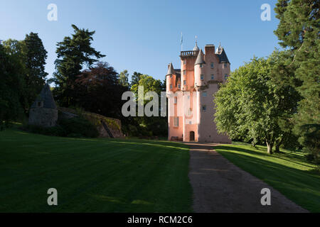 Craigievar Castle (rosa harled Fassade). Exzellentes Beispiel der ursprünglichen schottischen fürstlichen Architektur, es war im Jahre 1626 durch die Aberdonia abgeschlossen Stockfoto