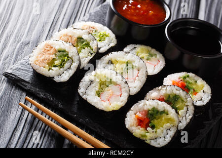 Japanische Rollen set Close-up auf einer Schiefertafel Brett am Tisch serviert. Horizontale Stockfoto