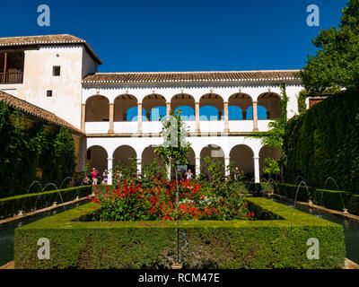 Gericht in der Wasserführung Innenhof mit Pools und Springbrunnen, Generalife Palast, Alhambra, Granada, Andalusien, Spanien Stockfoto