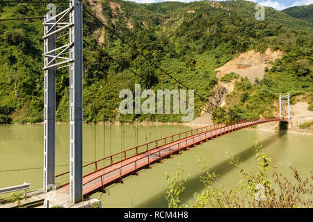 Fußgänger-Brücke über den Fluss Nam na, Vietnam. Stockfoto