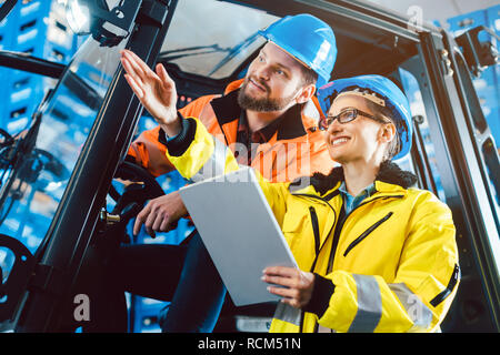 Arbeitnehmer in der Logistik Lager Kontrolle des Bestands Stockfoto