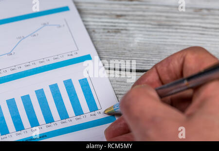 Nahaufnahme der männlichen Hand mit Stift über Grafik Stockfoto