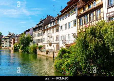 Blick auf den Fluss Ill im Viertel La Petite France in Straßburg, Frankreich Stockfoto