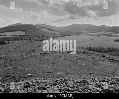 Anzeigen SW über zwei steinerne Stadtmauer und externe Chevaux-de-frise (defensive Einstellung der senkrecht stehenden Steinen) Der Dreva Craig Eisenzeit hillfort, Scottish Borders. Stockfoto