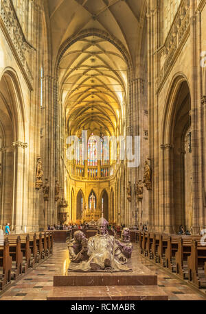 Prag, die St. Vitus Kathedrale Kirchenschiff Statue von St. Vojtěch (Adalbert) Radim Gaudentius und Radla Prager Burg Prag Tschechische Republik Europa Stockfoto