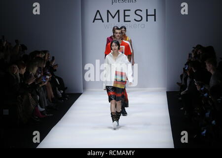 Berlin, Deutschland. 15 Jan, 2019. Modelle auf dem Laufsteg mit den Herbst/Winter 2019/20 Kollektion des Designers Amesh Wijesekera bei der Mercedes Benz Fashion Week im E-Werk in Berlin-Mitte. Quelle: Simone Kuhlmey/Pacific Press/Alamy leben Nachrichten Stockfoto