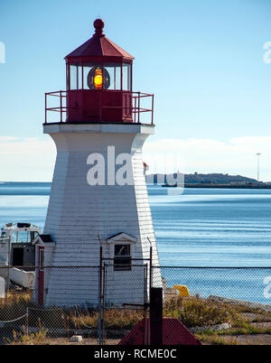 Die Saint John Coast Guard Base Leuchtturm wurde 1985 erbaut, ist aber mit einer Laterne 1911 von Grindstone Island und ein vierter Ordnung Fresnel Linse ausgestattet. Stockfoto