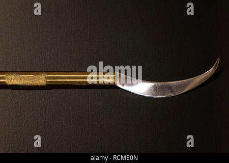 Mittelalterliche medizinische Werkzeuge, Detail von Vintage Chirurg Tools auf einem Tisch Stockfoto