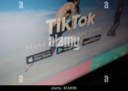 TikTok, alias Douyin in China, ist ein Media App für die Erstellung und gemeinsame Nutzung von kurzen Videos. Logo auf Ihrer Website wird auf einem Laptop angezeigt Stockfoto