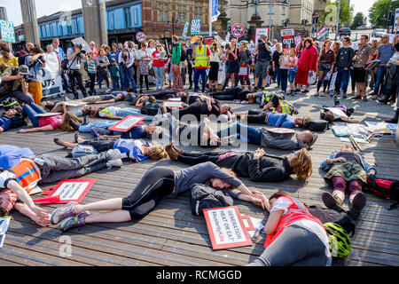 Bristol, Großbritannien, 8. Juli 2015. Die Demonstranten abgebildet sind, da Sie an einem Gottesdienst sterben, während ein sparprogramm Protest in Bristol nehmen Stockfoto